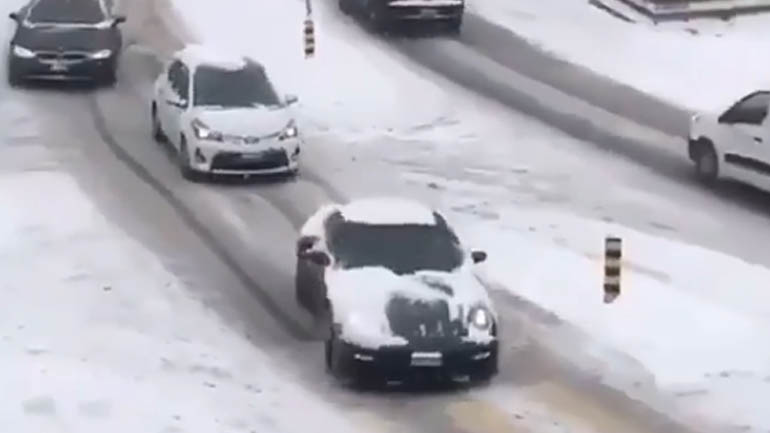 Πού πάει με την Porsche 911 στα χιόνια;